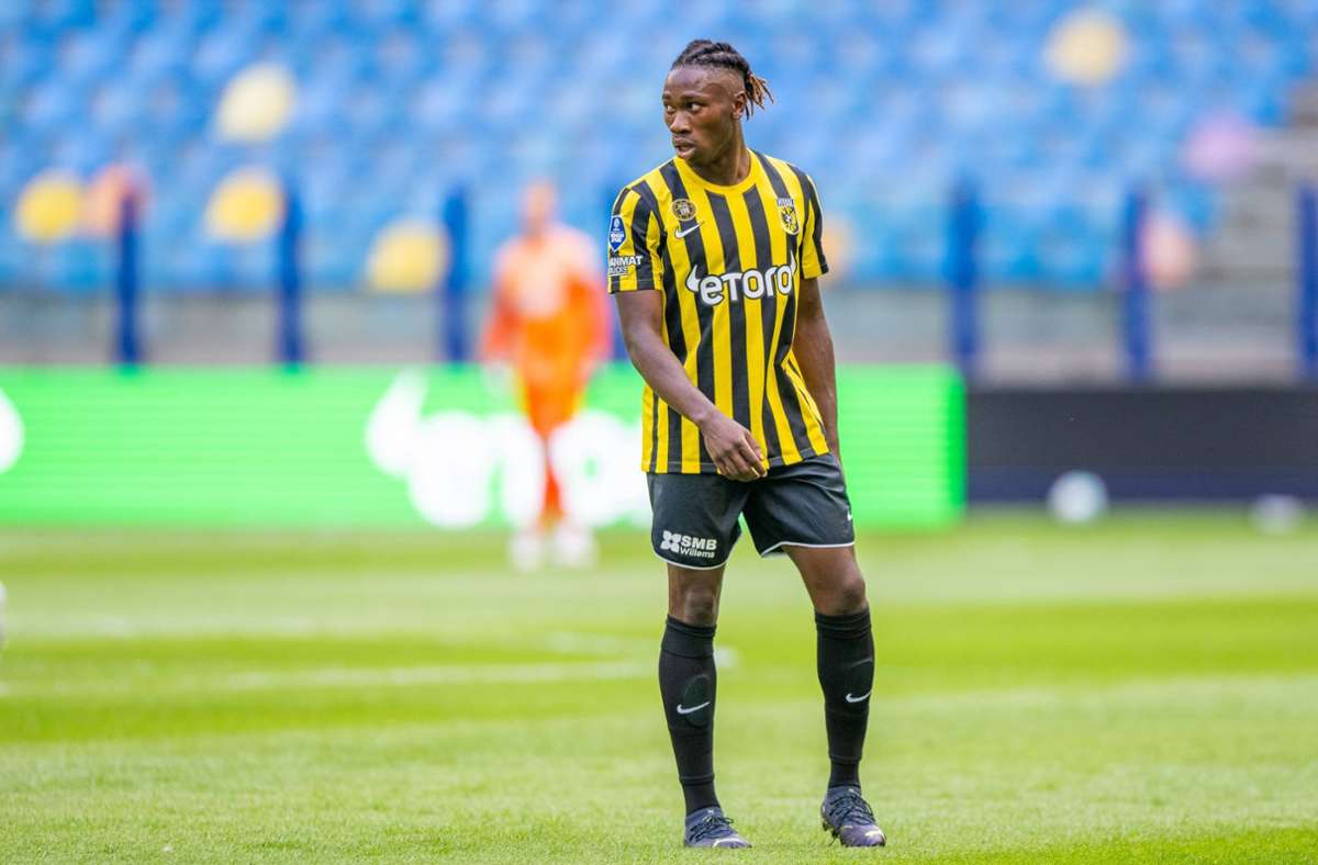 Mohamed Sankoh, bis 30.6.23, Vitesse Arnheim: Nach dem Wechsel von Thomas Letsch zum VfL Bochum feierte Vitesse zuletzt zwei Siege in Folge. Sankoh spielte dabei keine Rolle. In sechs der letzten sieben Spiele stand er zwar im Kader, blieb aber ohne Einsatz. Sankoh steht bei lediglich fünf Kurzeinsätzen in der Liga (167 Minuten)