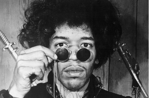 Jimi Hendrix zählt zum Club 27. Er starb am 18. September 1970 offenbar an einer Überdosis Schlafmittel und Drogen. Die Bilderstrecke zeigt, welche Musiker noch früh starben. Foto: dpa