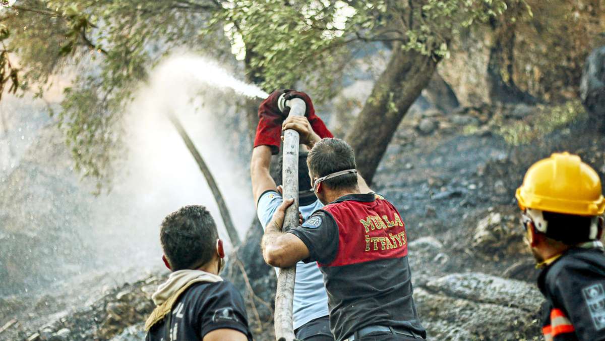  Seit Tagen wüten in Griechenland und der Türkei verheerende Waldbrände. Ortschaften werden evakuiert, Tausende Menschen fliehen vor den Flammen. Nach der Hitzewelle drohen nun Wolkenbrüche und Überflutungen. 