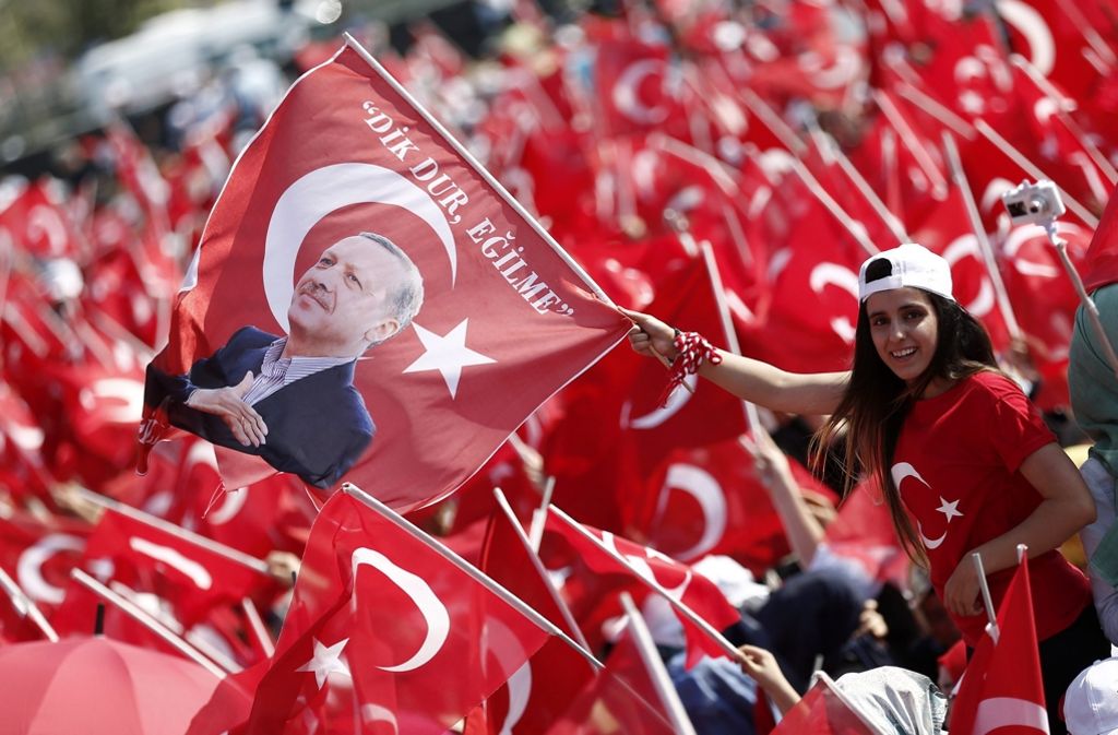 Vor einem Meer in Rot rief Erdogan auf dem Yenkapi-Platz, der gescheiterte Putsch sei ein Meilenstein hin auf dem Weg zu einer stärkeren Türkei.