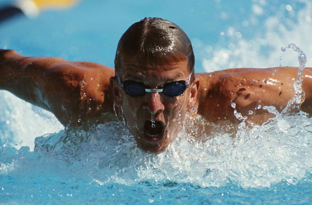 Michael Groß, geboren am 17. Juni 1964 in Frankfurt/M., ist der erfolgreichste deutsche Schwimmer. Der 2,01 Meter große Freistil- und Schmetterling-Spezialist gewann bei den Olympischen Spielen in Los Angeles (1984) und Seoul (1988) sechs Medaillen. In Los Angeles gewann der „Albatros“ Gold über 200 Meter Freistil und 100 Meter Schmetterling jeweils in Weltrekordzeit sowie Silber über 200 Meter Schmetterling und mit der bundesdeutschen 4×200-Meter-Freistilstaffel. In Seoul siegte er über 200 Meter Schmetterling und holte Bronze mit der 4×200-Meter-Freistilstaffel. Zudem gewann Groß fünf WM- und 13 EM-Titel. Der Weltschwimmer der Jahre 1983 und 1985 studierte Germanistik, politische Wissenschaften sowie Medienwissenschaften und promovierte in Philologie. Groß ist seit 2001 als selbstständiger Unternehmensberater tätig.