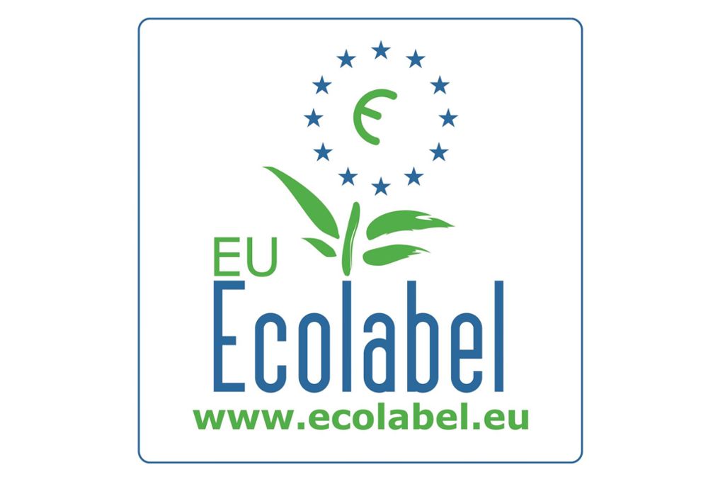 Das „EU Ecolabel“ wurde von der Europäischen Kommission ins Leben gerufen und kennzeichnet umweltfreundliche Produkte sowie Dienstleistungen. Bei Textilien werden die Rohstoffproduktion, die Verarbeitung sowie die Nutzungsphase begutachtet. Die Kriterien umfassen beispielsweise einen Anteil von 95 Prozent ökologischer Baumwolle für die meisten Kleidungsstücke. Die Kernnomen der ILO werden auch hier vorausgesetzt.