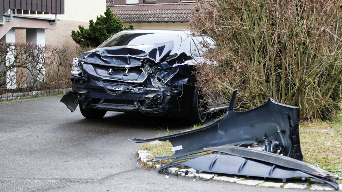 Ein Auto ist am Sonntagnachmittag in Sulzbach an der Murr mit einem Regionalexpress zusammengestoßen. Bei dem Unfall wurde glücklicherweise niemand verletzt, die Bundespolizei hat Ermittlungen aufgenommen. 