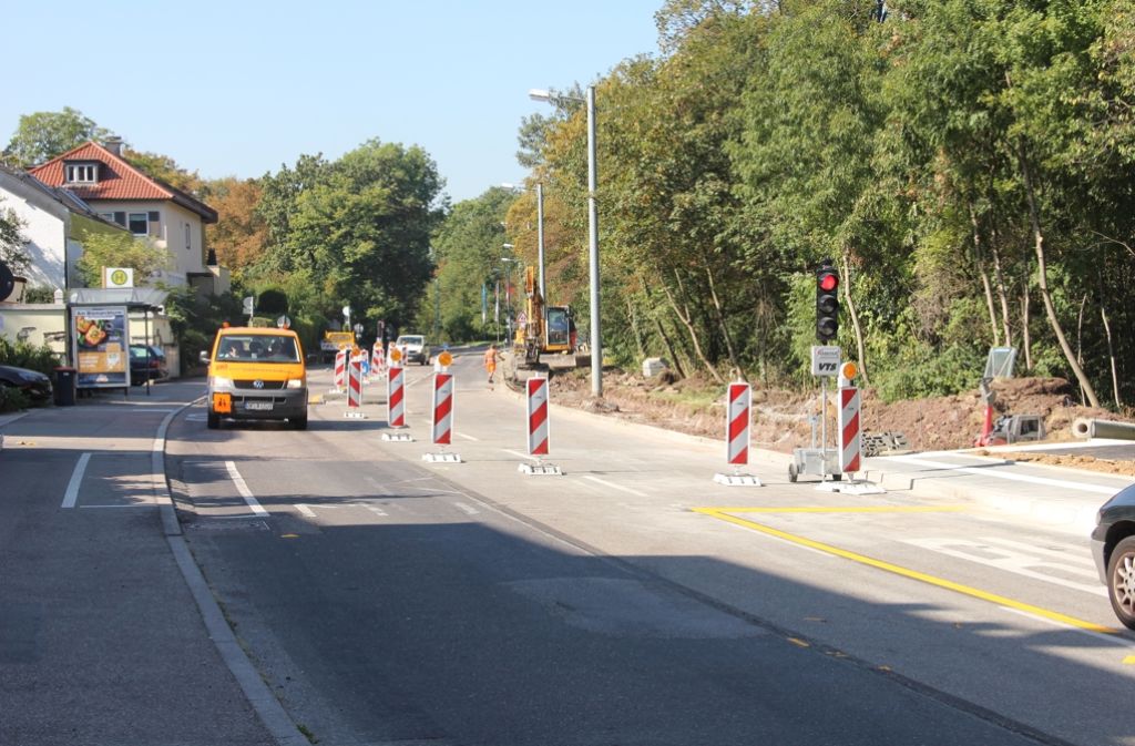 Auf der Straße Am Kräherwald ist momentan eine Fahrspur gesperrt, der Verkehr wird über eine Baustellenampel geregelt.