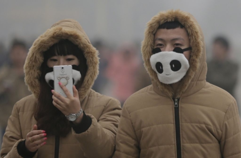 Wenn schon Atemschutz, dann bitte mit modischem Statement. Hier sind es zwei Pandas, die sich vor der schlechten Luft in Peking schützen.