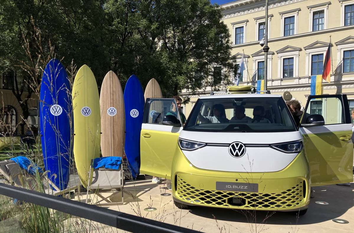 VW ID.BUZZ: Der E-Bus von Volkswagen mit passenden Surfbrettern in Sommerfarben für Beachboys und Beachgirls.