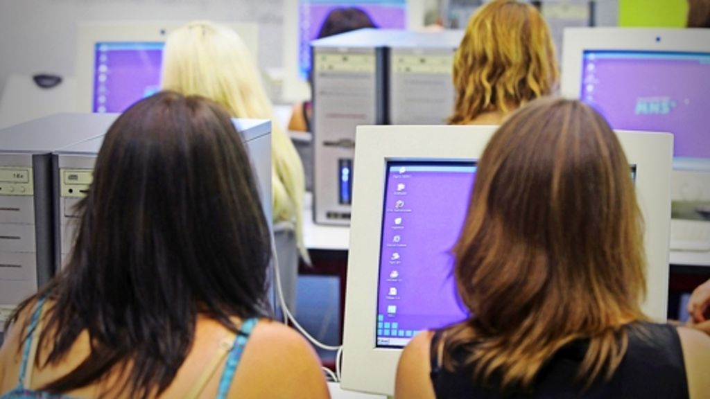  Die Pisa-Studie hat sich auch mit der Frage beschäftigt, was Computer im Unterricht bringen. In Deutschland gibt es vergleichsweise wenige Rechner an Schulen – so lautet ein Ergebnis. Und ein zweites: Computer allein machen den Unterricht nicht besser. 