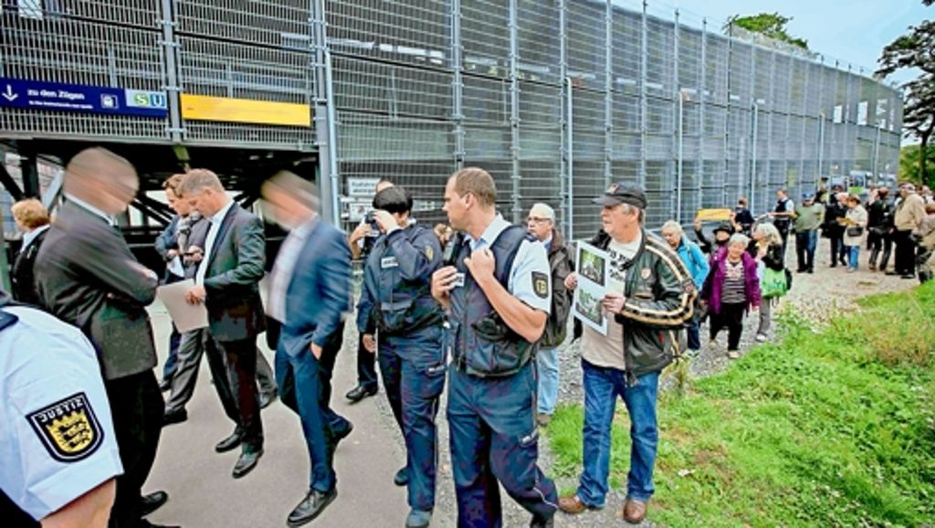 Wasserwerfer-Prozess in Stuttgart: Demonstranten begleiten Stippvisite im Schlossgarten
