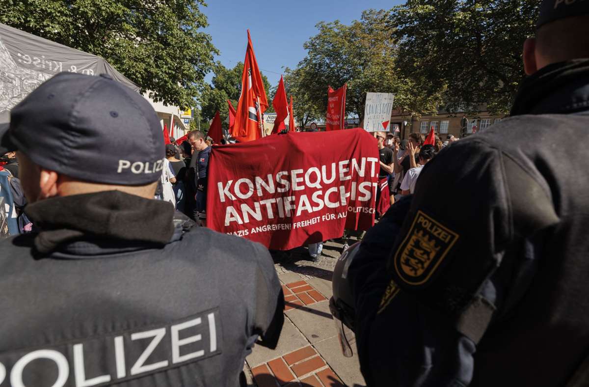 Rund 250 Menschen demonstrierten in Bad Cannstatt gegen rechte Politik.
