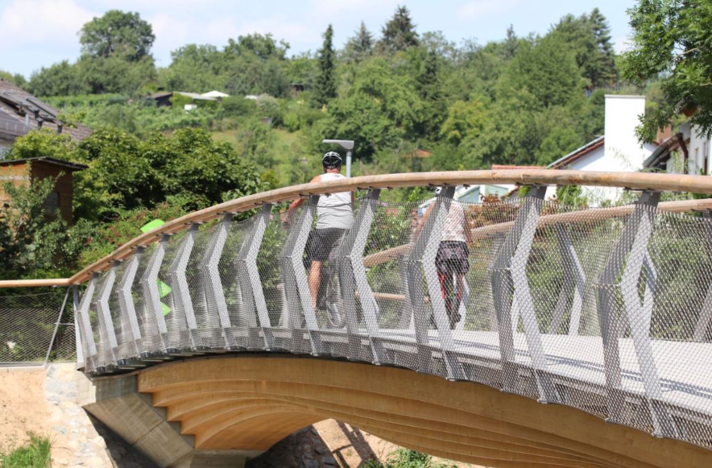 Und eine Stuttgarter Holzbrücke führt über die Rems.