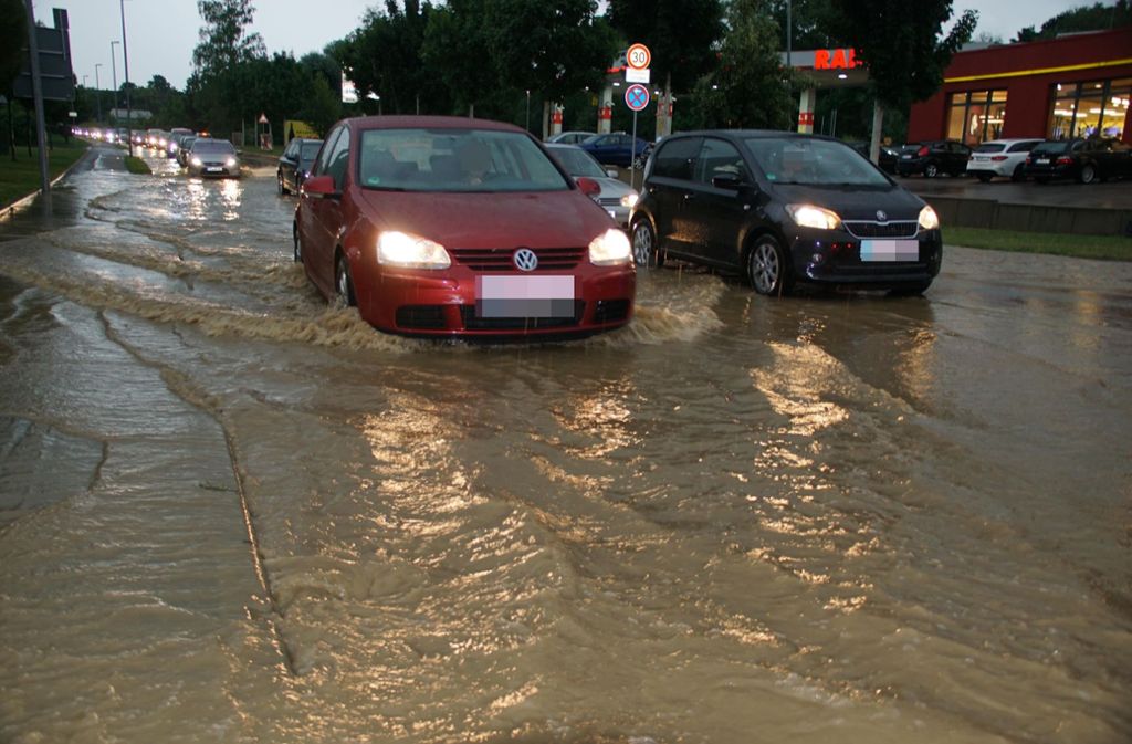 Autos fahren in Kirchheim unter Teck durch das Wasser.