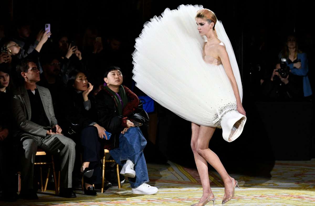 Die Designer Viktor & Rolf haben auf der Haute Couture Paris Fashion Week am 25. Januar das Publikum überrascht.