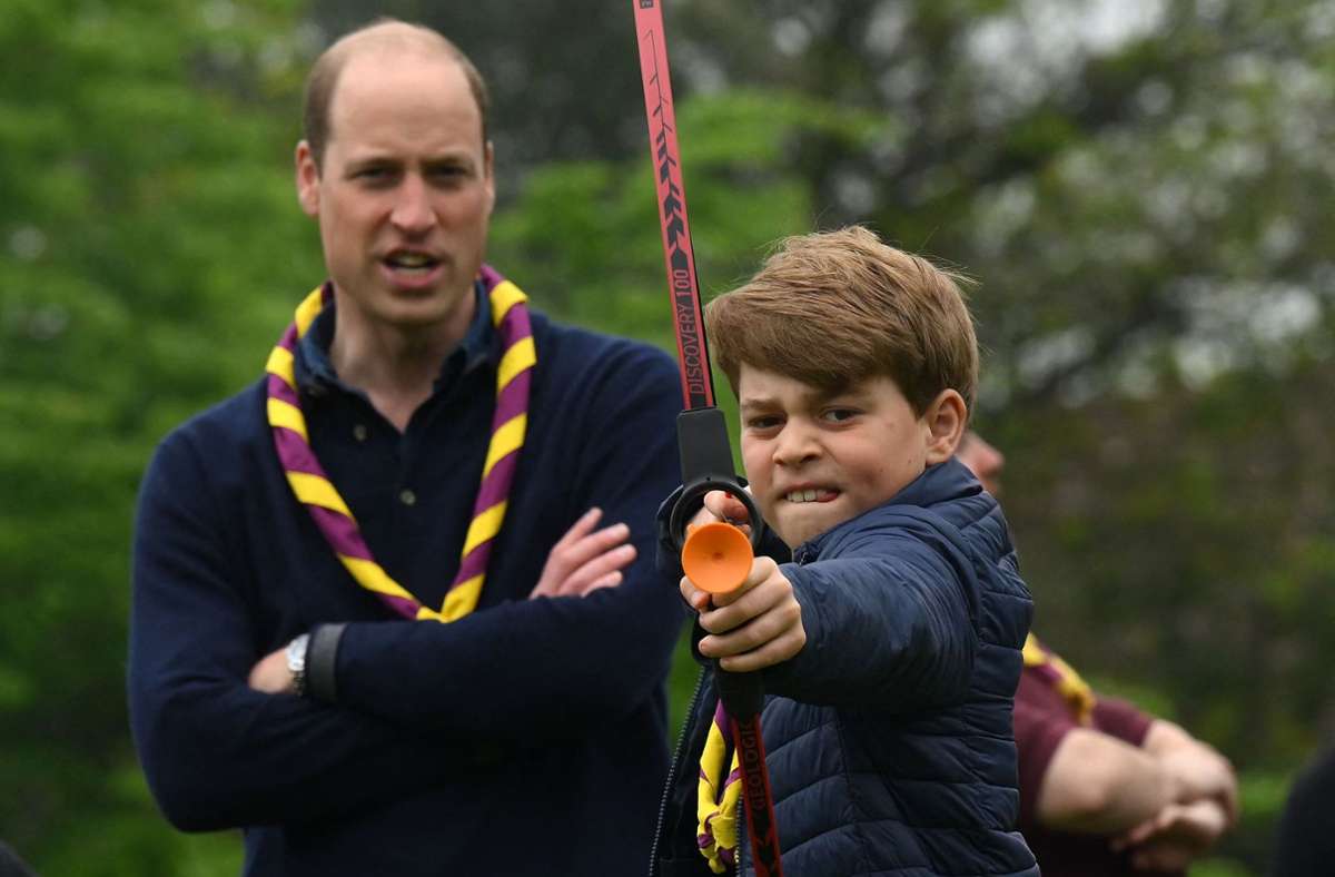 ... Prinz George versucht sich im Pfadfinderoutfit zusammen mit seinem Vater William beim Bogenschießen.