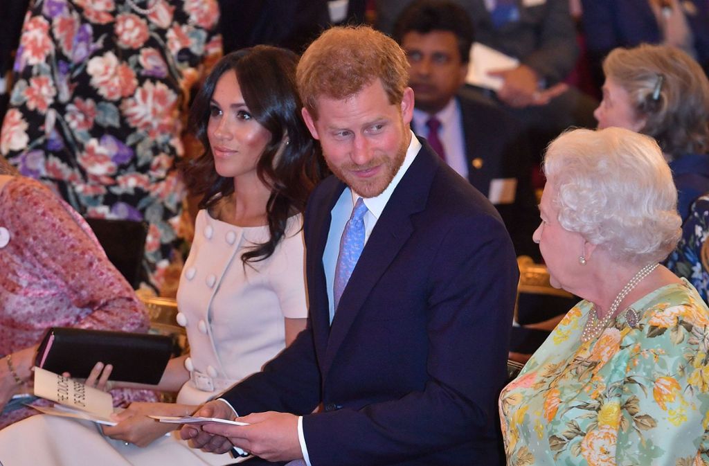 Prinz Harry und Herzogin Meghan unterstützen die Queen bei dem Empfang für verdienstvolle junge Menschen aus allen Ecken des Commonwealths.