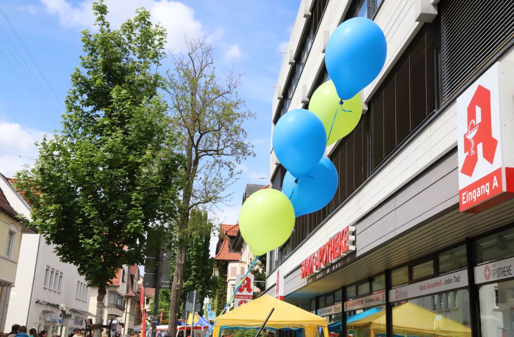Grün-blaue Ballons schmücken die Unternehmen, die in der Bahnhofstraße ansässig sind.