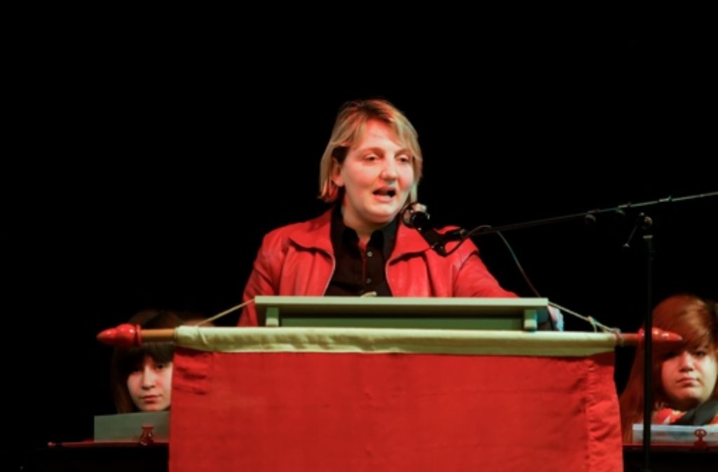 Katja Mast vor den Genossen in der Kulturkneipe Friedenau. Foto: Horst Rudel