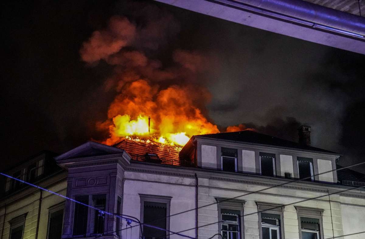 Das Feuer ist vermutlich im 2. Obergeschoss oder im Dachgeschoss ausgebrochen.