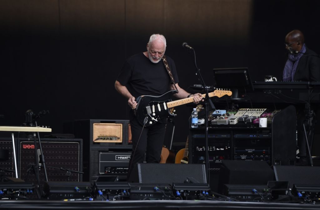 Als letzte Nummer spielt David Gilmour „High Hopes“.