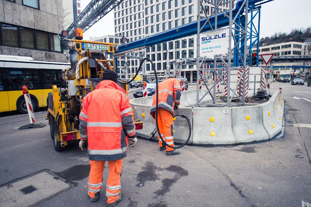 Bauarbeiter verpassen den blauen Rohren des Stuttgart-21-Grundwassermanagements einen neuen Aufprallschutz.