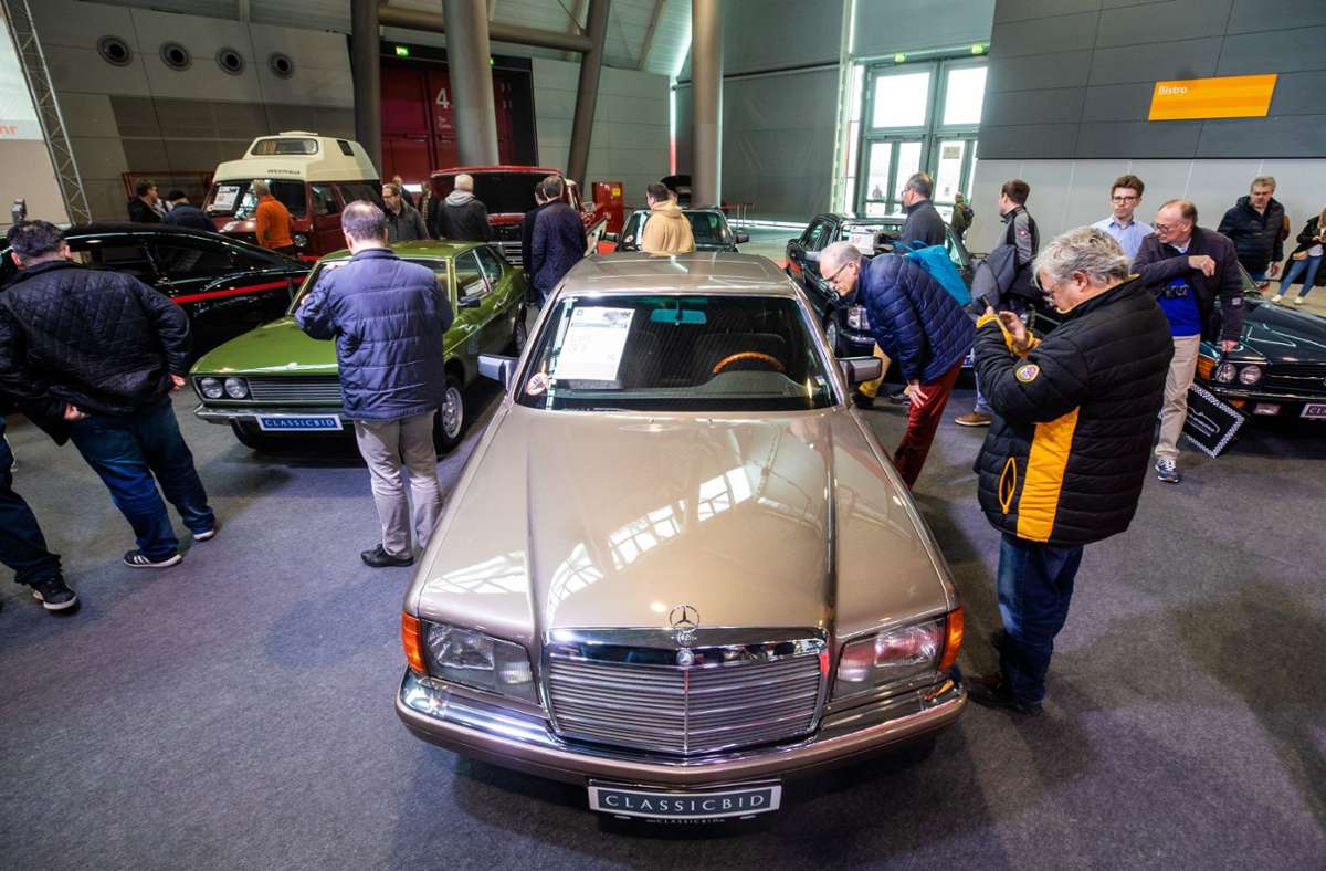 Interessenten und Besucher konnten die Fahrzeuge, wie diesen Mercedes-Benz 300 SE von 1987, vor der Auktion in Augenschein nehmen.