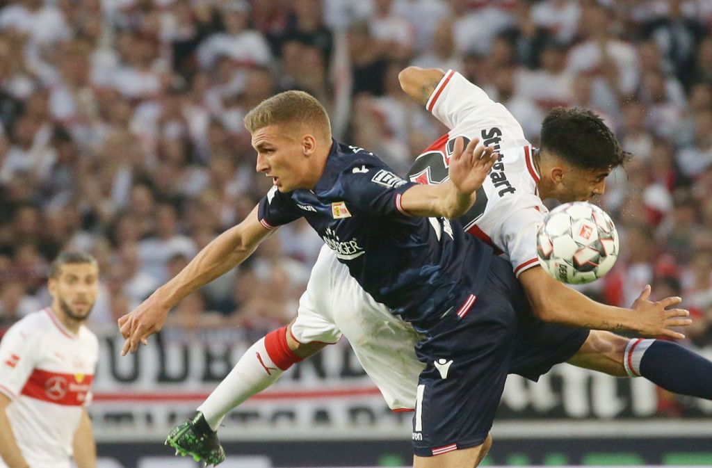 Union-Profi Grischa Prömel und VfB-Spieler Nicolas Gonzalez im Duell.