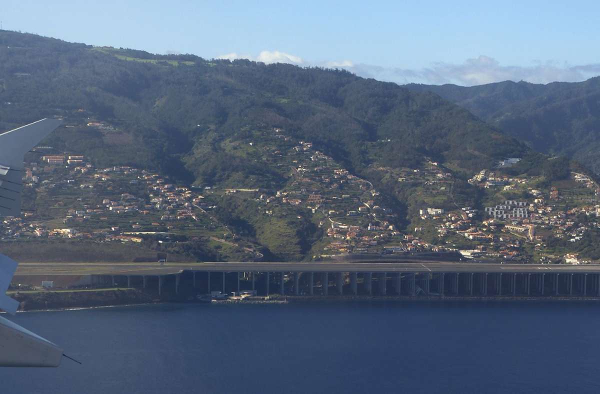 Aeroporto Internacional Cristiano Ronaldo: Anflug auf Madeira. Blick auf die Landebahn auf Betonpfeilern.
