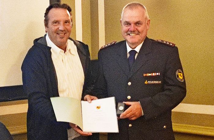 Ehrung in Stuttgart-Mühlhausen: Ex-Kommandant der Freiwilligen Feuerwehr ausgezeichnet