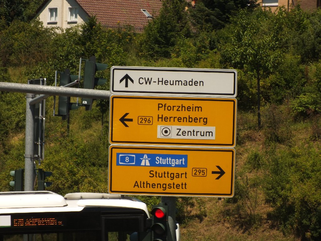 Die Schilder in Calw weisen auf den Weg nach Stuttgart hin.