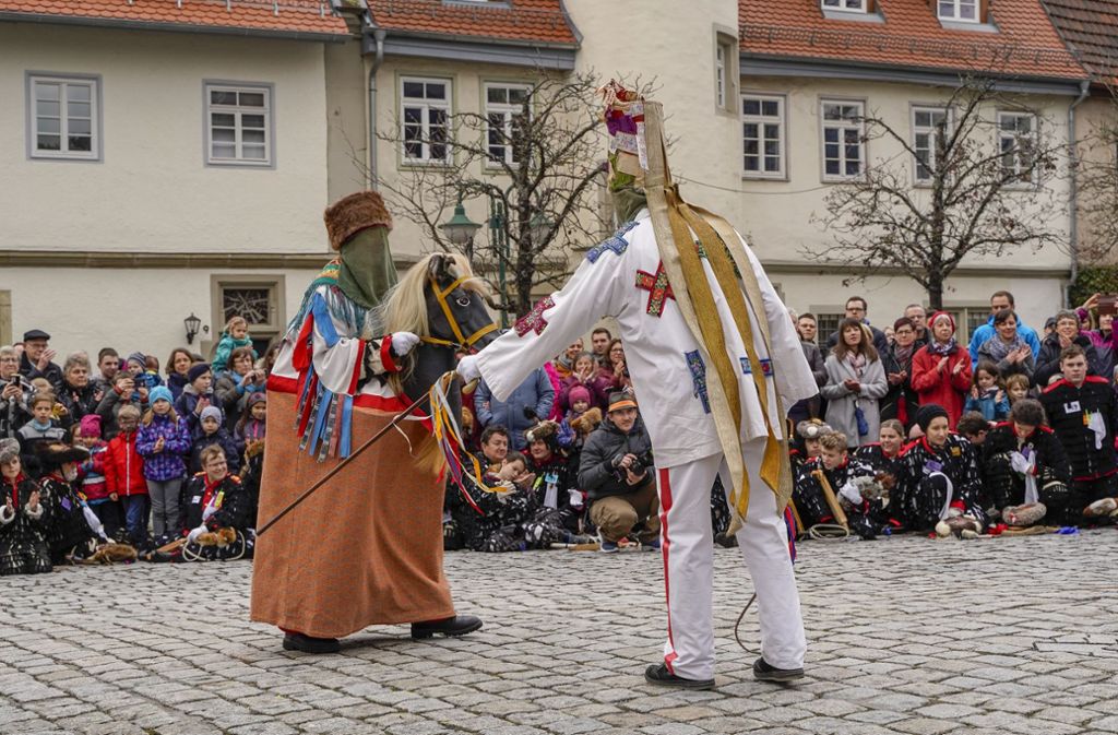 Das Schneiderrösschen mit dem Mummerl sind die Traditionsfiguren der Schneiderzunft. Die beiden führen einen menuettartigen Tanz auf.