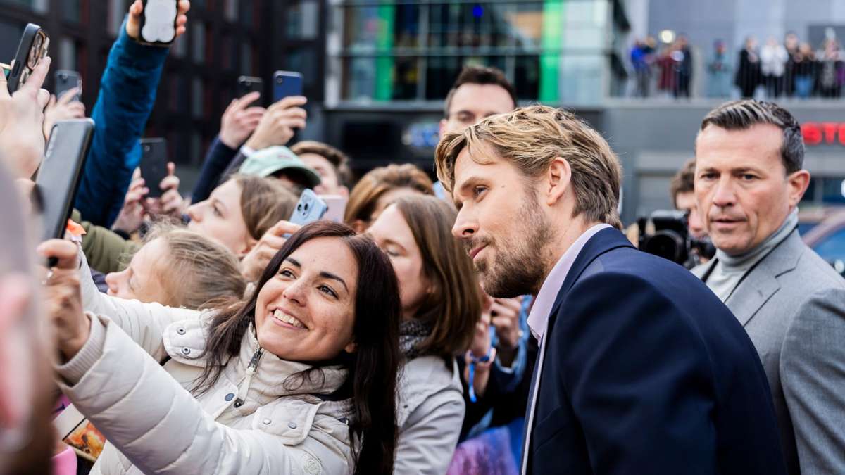 Und auch Ryan Gosling posiert für Selfies mit wartenden Fans.
