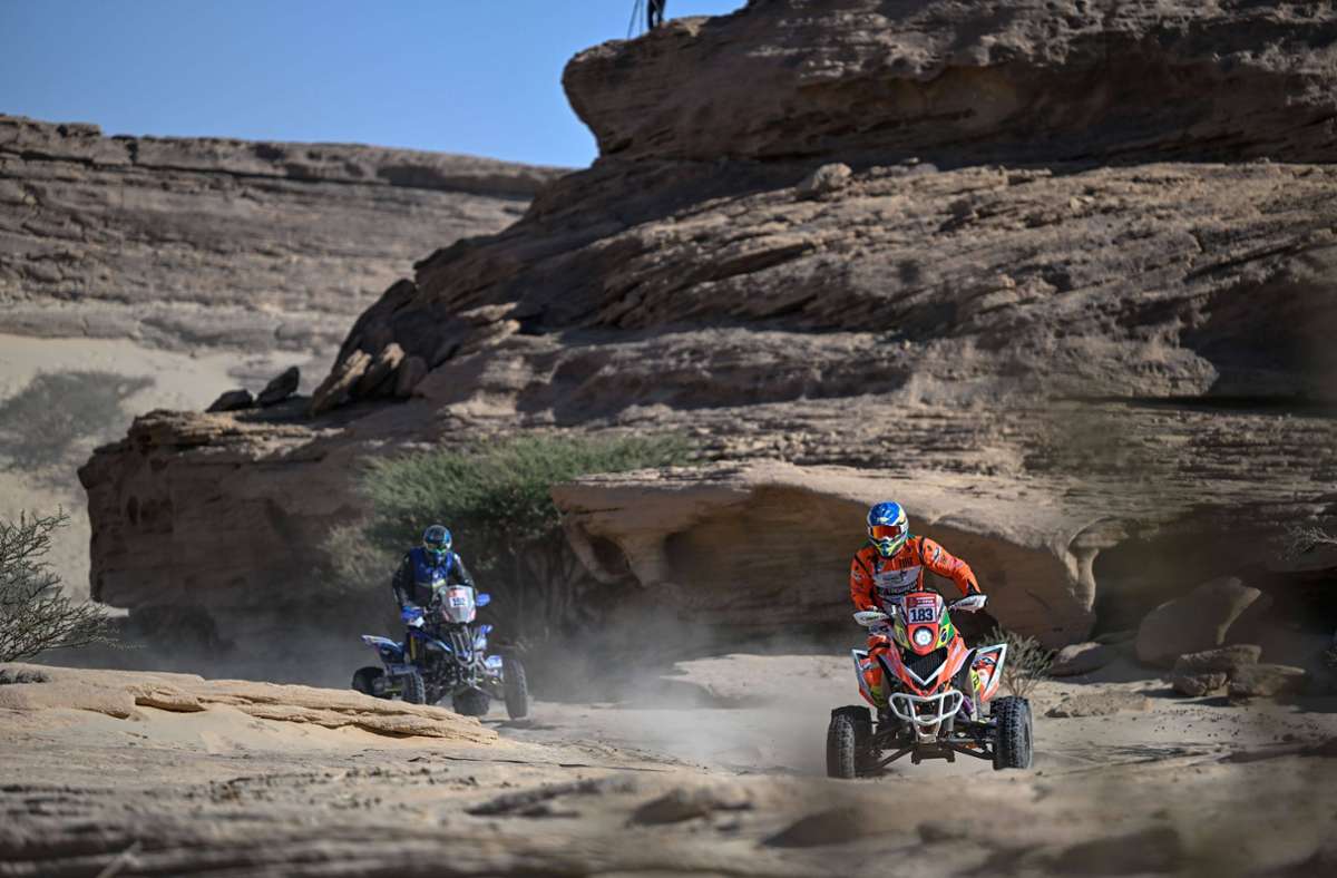 Die Rallye Dakar in Saudi-Arabien ist aber nicht nur Sandwüste mit hohen Dünen, die Teilnehmer müssen auch Einöden aus Stein und Fels durchqueren.
