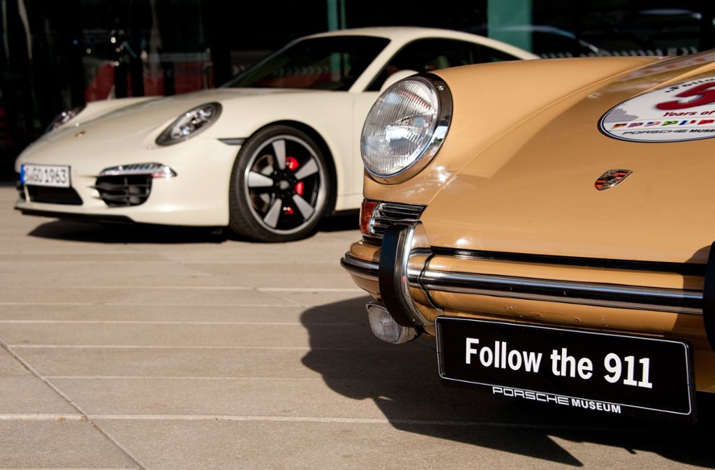 Ein historischer Porsche 911 (rechts) und ein aktuelles Modell des Sportwagens stehen vor dem Porsche-Museum in Stuttgart-Zuffenhausen.