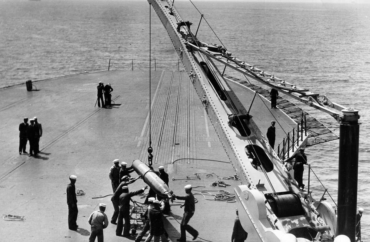 Amerikanische Matrosen beladen den Flugzeugträger „USS Lexington“ mit Torpedos – circa 1930.