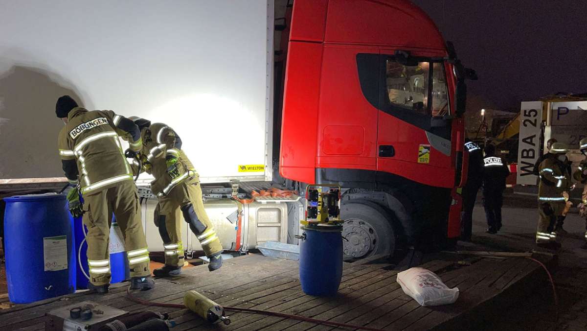  Feuerwehr und Polizei mussten am Mittwochabend in die Böblinger Wolfgang-Brumme-Allee ausrücken. Nach einem missglückten Wendemanöver hat sich ein Lkw den Tanz aufgerissen. 