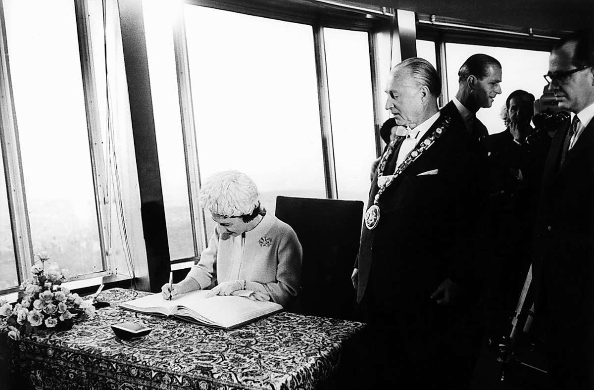 In der Kanzel des Fernsehturms legte Oberbürgermeister Arnulf Klett der Queen das Goldene Buch der Stadt vor. Im Hintergrund kann das geübte Auge Prinz Philip entdecken.