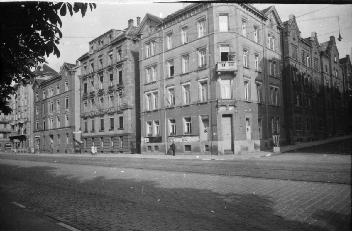 An der Ecke Rieckestraße befindet sich weiterhin dieses Gebäude, darin ist ein Hotel. Wir gehen die Straße weiter entlang ...