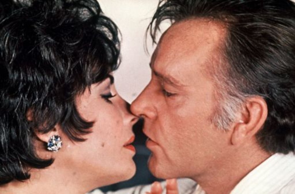 Hollywood-Diva Elizabeth Taylor küsst Richard Burton (undatiertes Archivfoto). Taylor hat einen Lebens-Tango aufs Parkett gelegt, der jedem Normalsterblichen den Atem raubt. Am Mittwoch ist sie 79-jährig in Los Angeles gestorben.