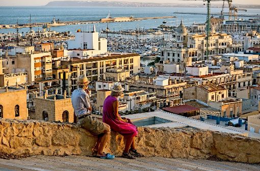 Ein Paar genießt den Blick auf das spanische Alicante. Foto: Fotolia/annatcelykh
