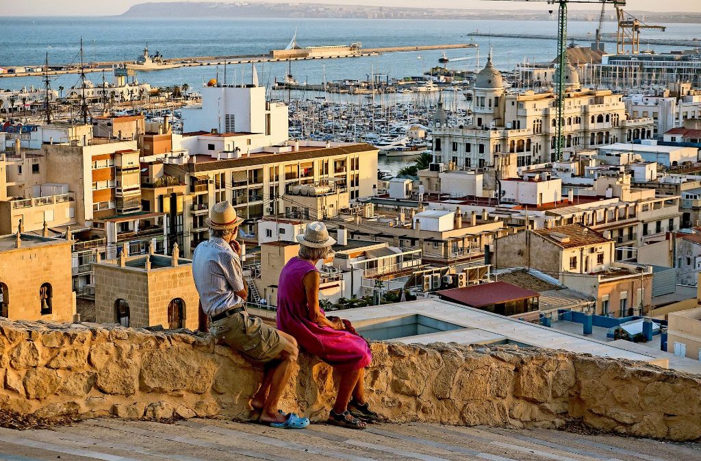 Ein Paar genießt den Blick auf das spanische Alicante. Foto: Fotolia/annatcelykh