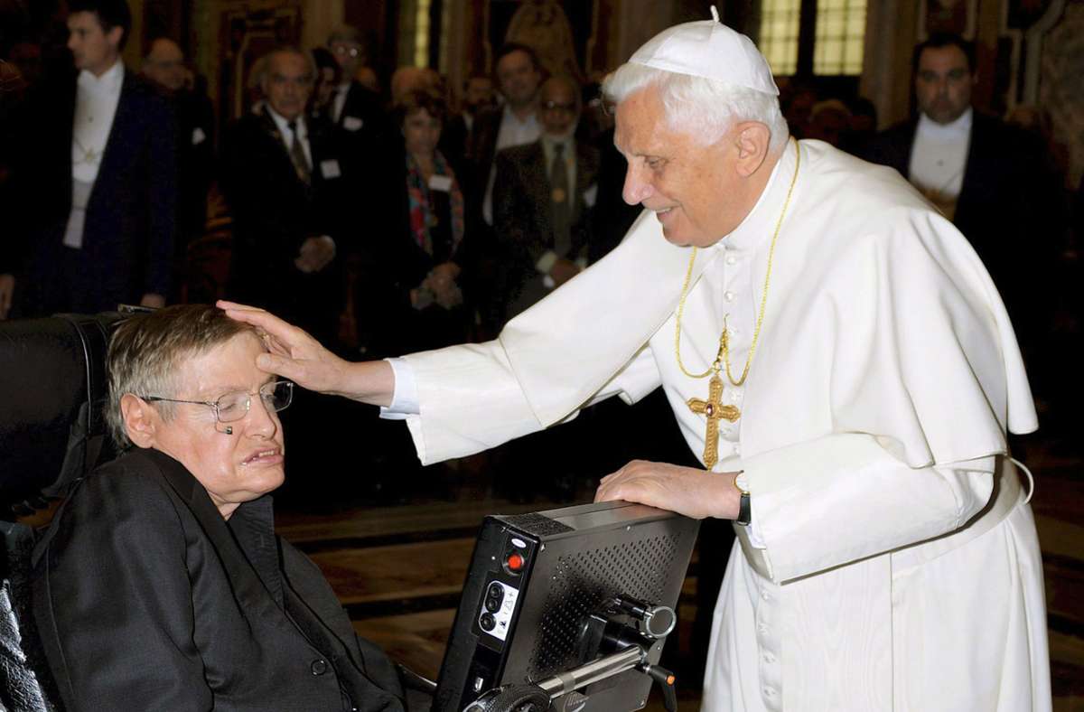 Papst Benedikt XVI. begrüßt den britischen Astrophysiker Stephen Hawking im Oktober 2008 zu einer Audienz in Vatikanstaat.