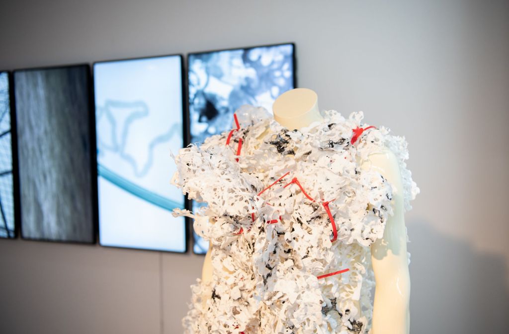 Studenten der Kunstuniversität Linz forschen in Sachen Technologie und Mode. Mit flüssigen Komponenten wie Rasierschaum entwickelt etwa Aleksandar Murkvich Strukturen – ein Kleid wie aus Popcorn gemacht.
