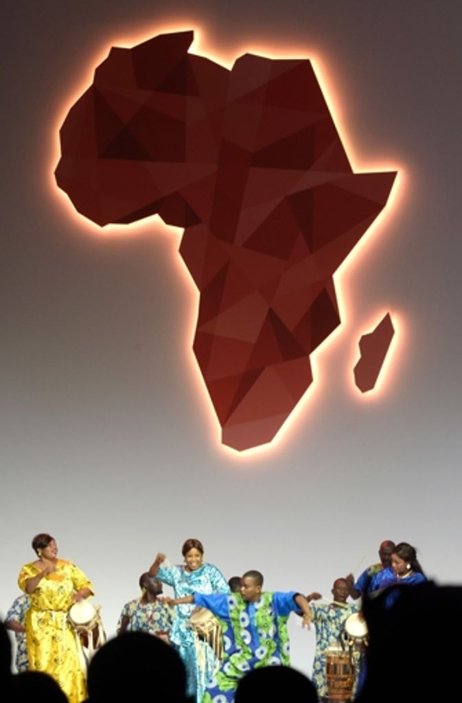 Das „Next Einstein Forum“ in Dakar beginnt mit kräftigen Rhythmen und farbenfroh gekleideten Musikern und Tänzern.