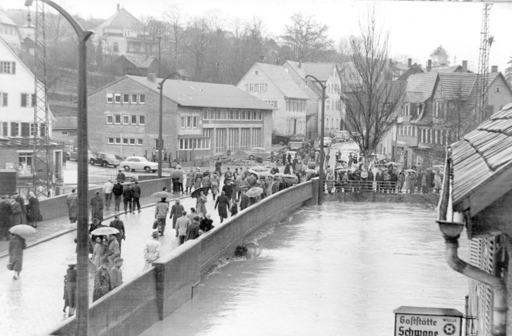 Das Wasser stieg 1956 bis knapp unter die Brücke am Beinsteiner Tor. Fußgänger kamen gerade noch so trockenen Fußes aus der Stadt.