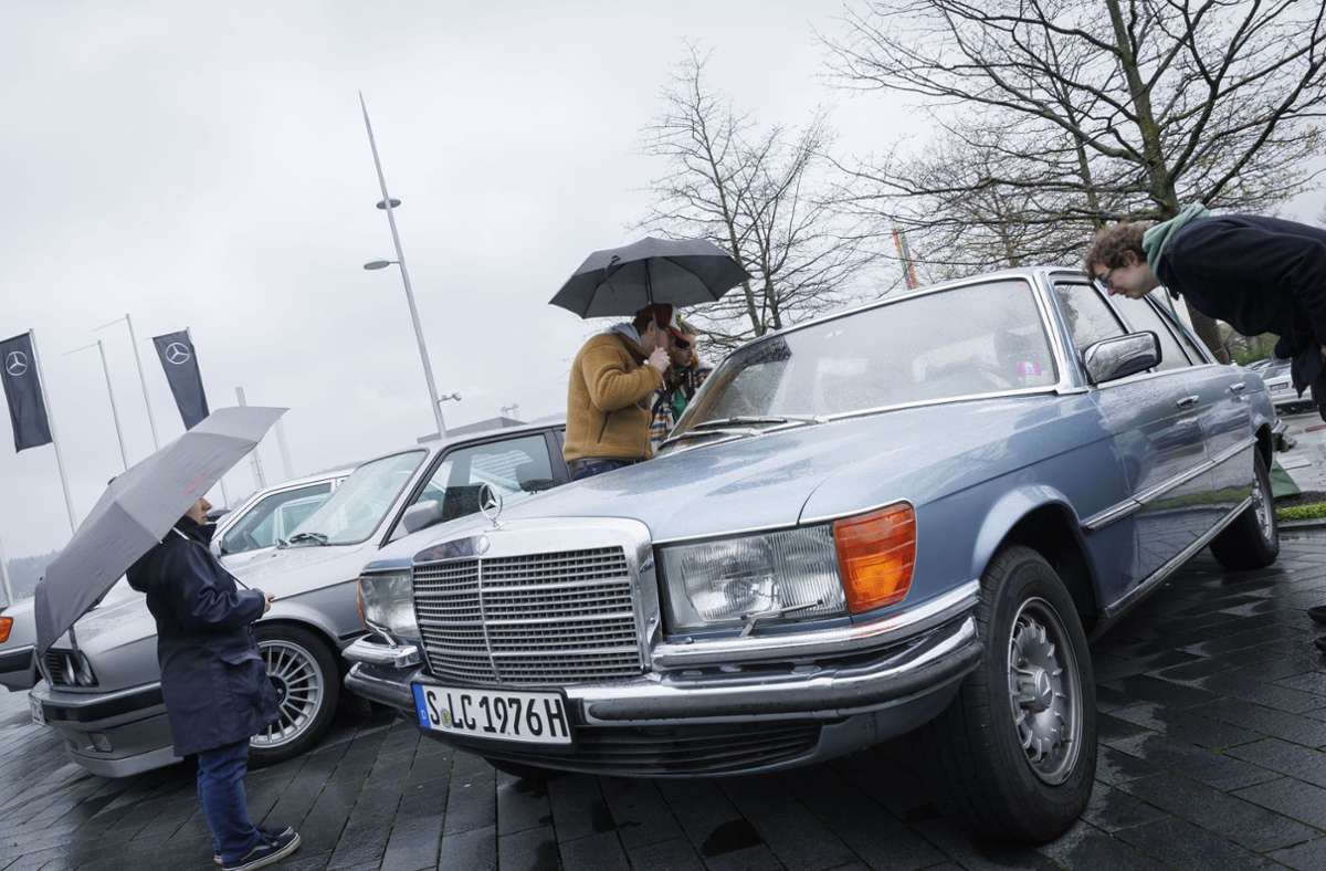 Besucher begutachten eine Mercedes-S-Klasse.