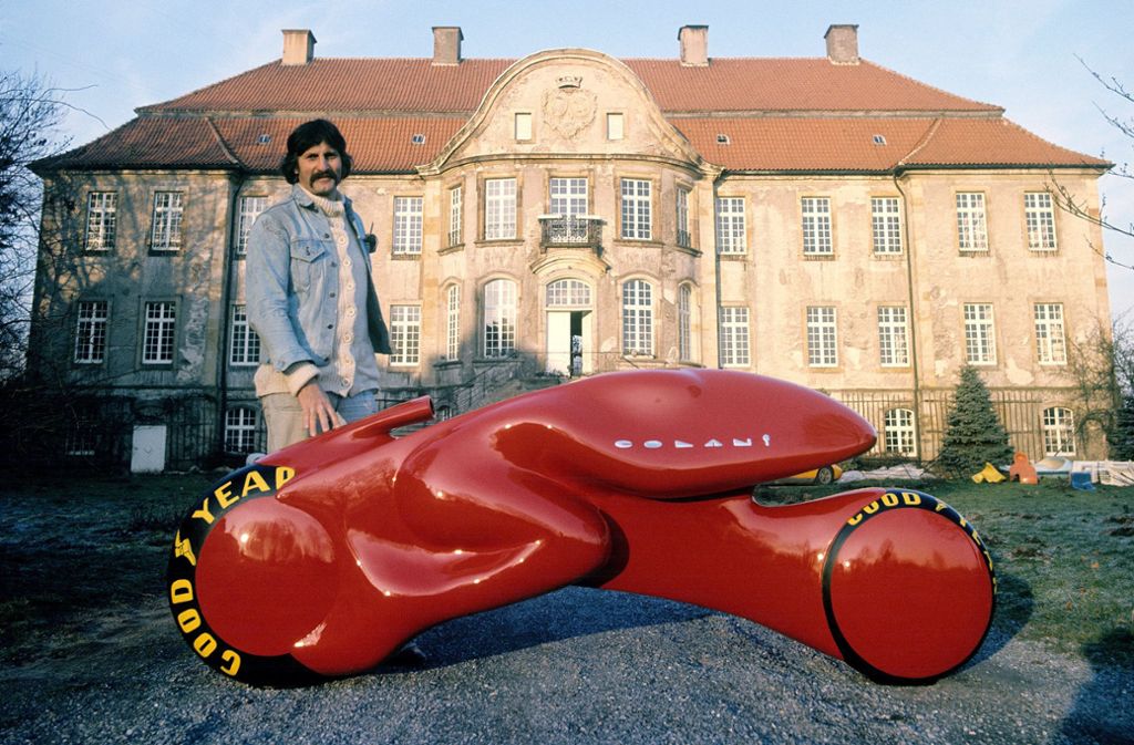 Luigi Colani präsentiert 1973 seinen Entwurf eines turbinengetriebenen Zweirads vor seinem damaligen Wohnsitz Schloss Harkotten.