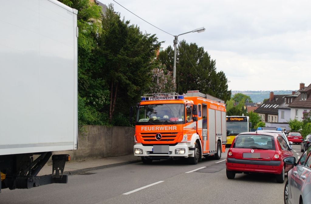 Bei einem tragischen Verkehrsunfall in Stuttgart-Untertürkheim ist am Dienstagnachmittag ein 14-jähriges Mädchen ums Leben gekommen.