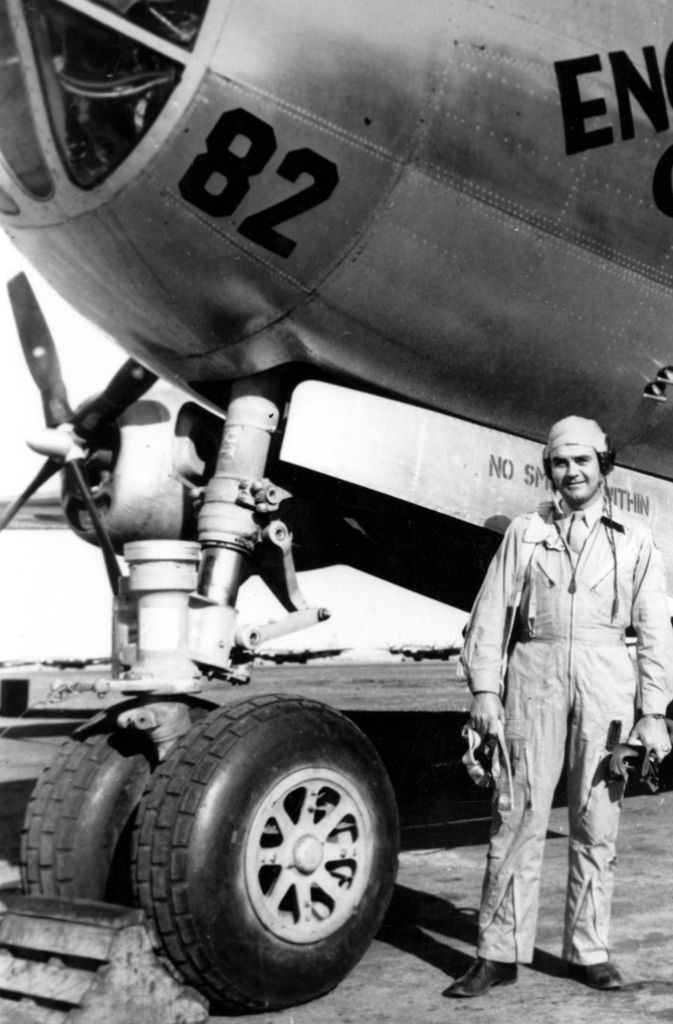 Das Archivbild zeigt Paul Tibbets. Der Pilot steuerte am 6. August 1945 die „Enola Gay“, eine nach seiner Mutter benannte Maschine vom Typ B-29, von der Pazifikinsel Tinian nahe Guam nach Hiroshima. Bei der Detonation der „Little Boy“ genannten ersten Atombombe kamen 70 000 Menschen ums Leben.