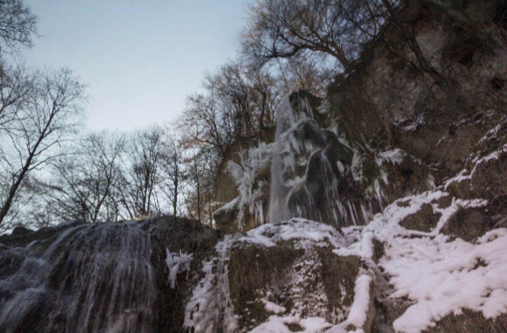 Winterzauber pur: der vereiste Wasserfall in Bad Urach im Kreis Reutlingen.
