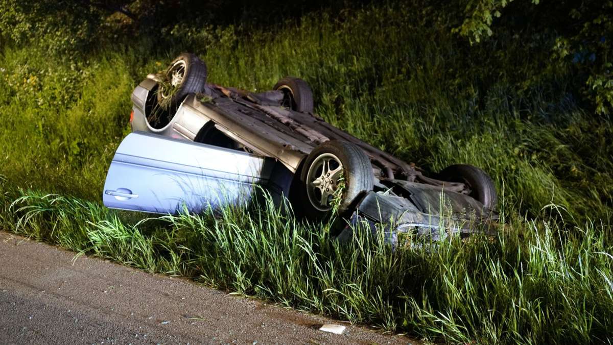  Ein 26-Jährige ist am Dienstagabend mit einem Mercedes auf der A8 bei Kirchheim/Teck unterwegs und baut einen Unfall, bei dem sich das Fahrzeug überschlägt. Bei der Unfallaufnahme kommt einiges ans Tageslicht. 