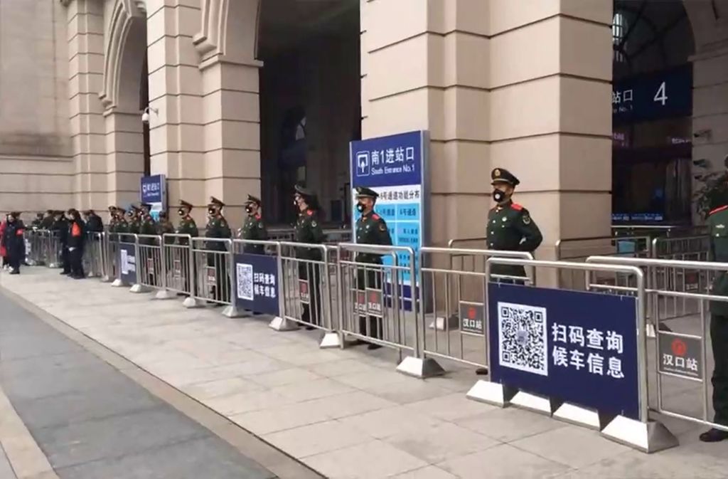 Soldaten schirmen einen geschlossenen Bahnhof in Wuhan ab.